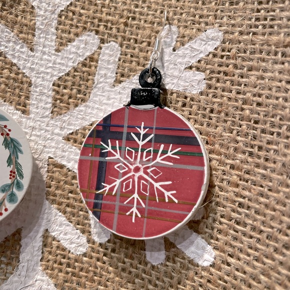 Mini wood snowflake Christmas ornament earrings - Picture 3 of 4